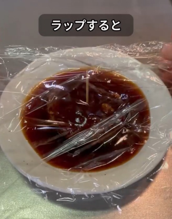 ハンバーグにつまようじを刺してラップした様子