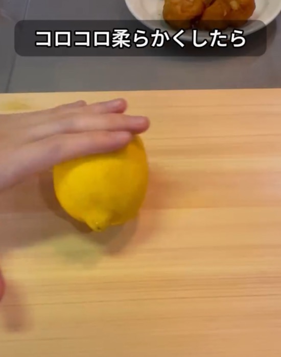レモンをまな板で転がす様子