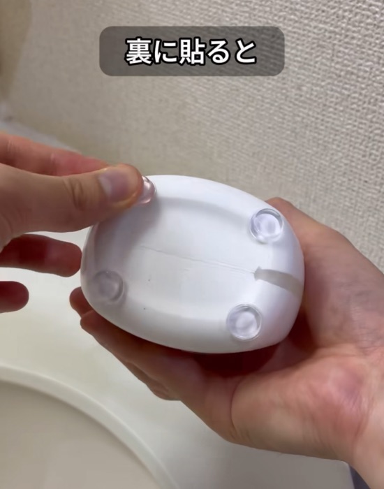 ハンドソープの裏にクッションゴムを貼る様子