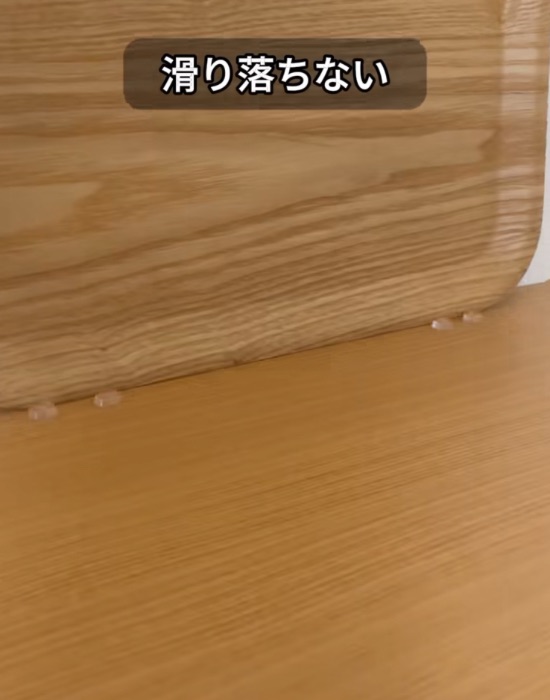 クッションゴムを貼ったテーブルにトレーを立てかける様子