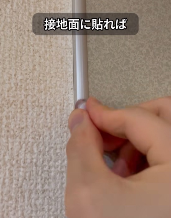 扉を開いた時の接地面にクッションゴムを貼る様子
