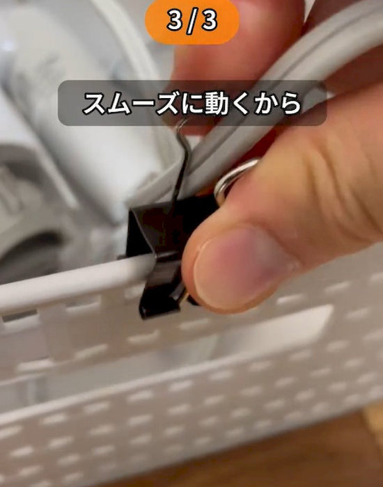 ダブルクリップをケースに取り付けている様子