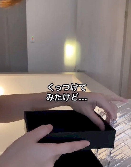 ハンカチスタンドにトレイを貼り付けている様子