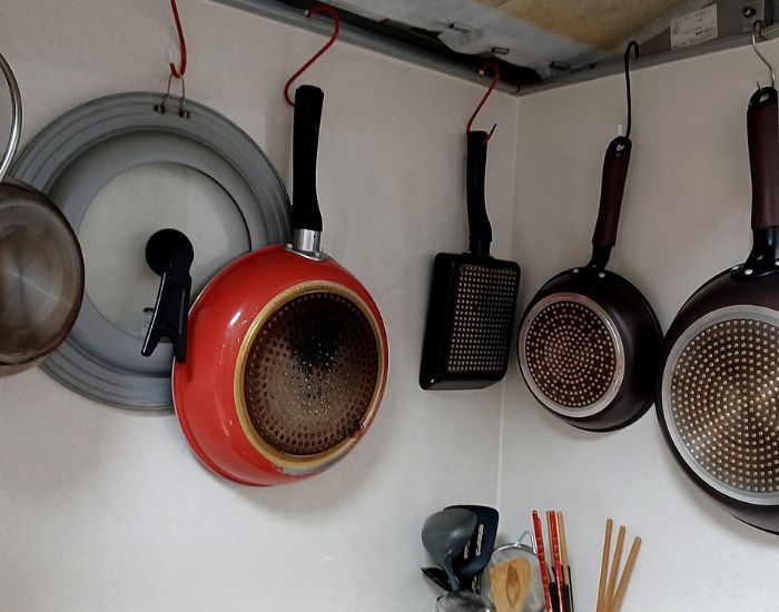 調理器具をフックに掛けて収納している様子