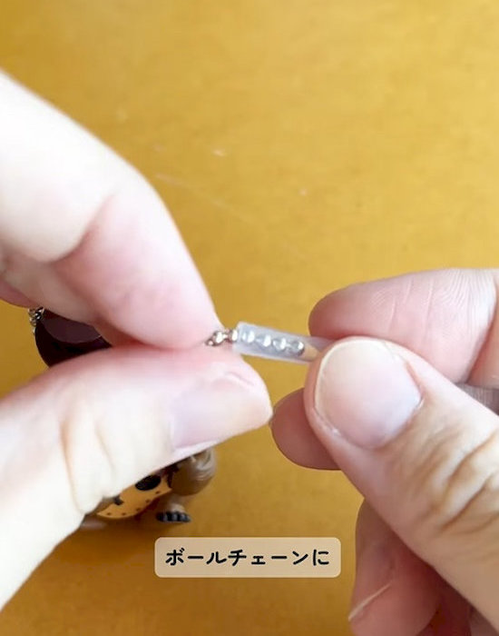 『ボールチェーン保護チューブ』をボールチェーンに通している様子