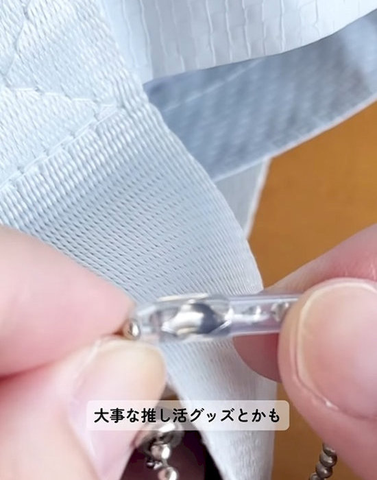 開閉部のつなぎ目に『ボールチェーン保護チューブ』を固定している様子