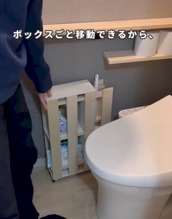 トイレ収納を動かしている様子