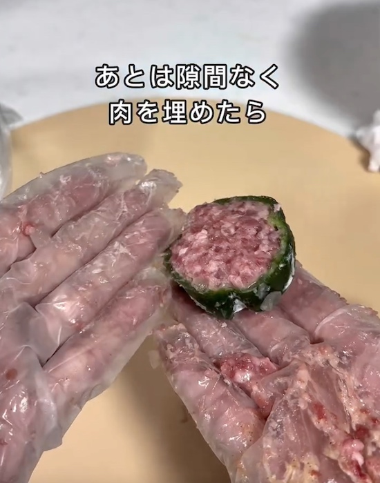 ピーマンに肉を詰める様子