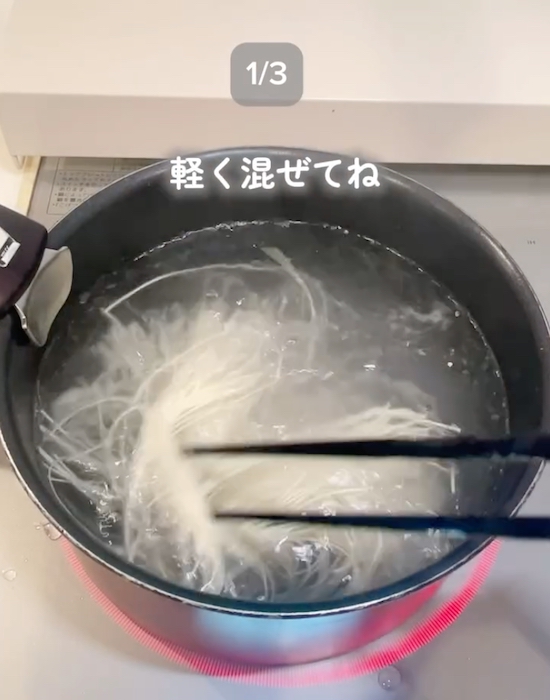 そうめんを鍋に入れる