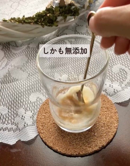 ドリンクの材料をコップに入れている様子