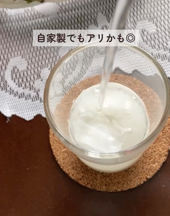 コップに水を入れている様子
