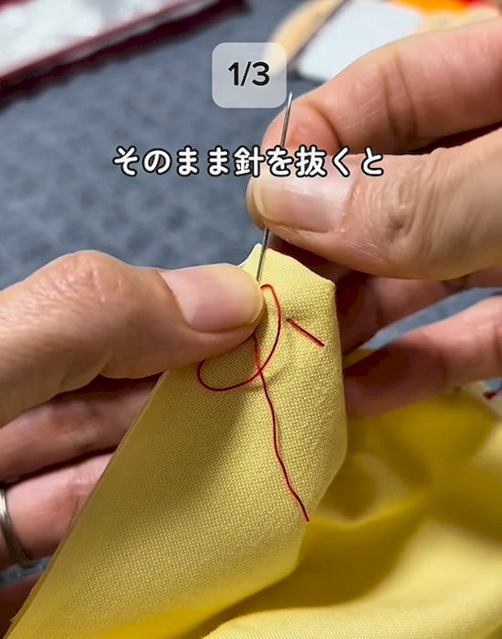 糸で輪を作っている様子
