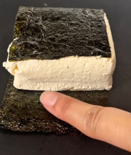 水切りした豆腐をのりで巻いた様子