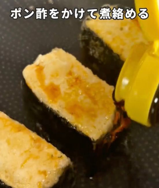 焼き目の付いた豆腐にポン酢をかける様子