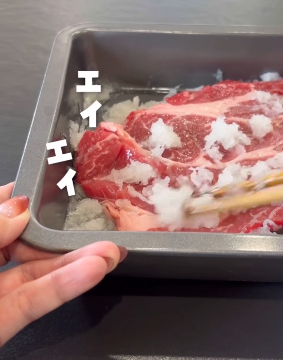 大根おろしを肉に馴染ませる様子
