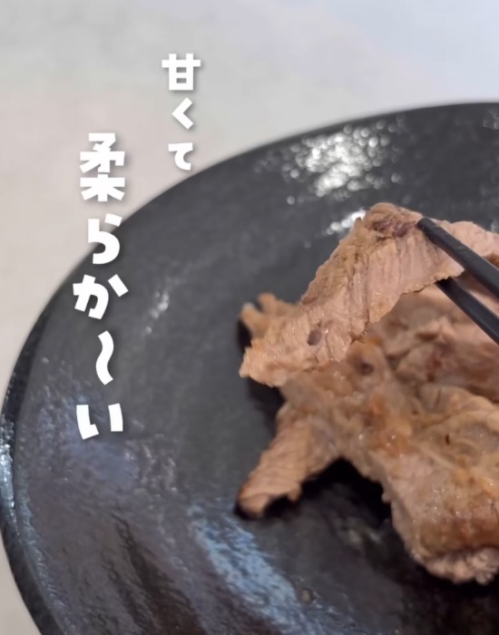 器に盛り付けた肉を箸で取る様子