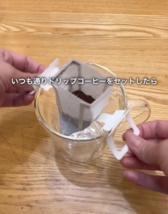 ドリップコーヒーをカップにセットする様子
