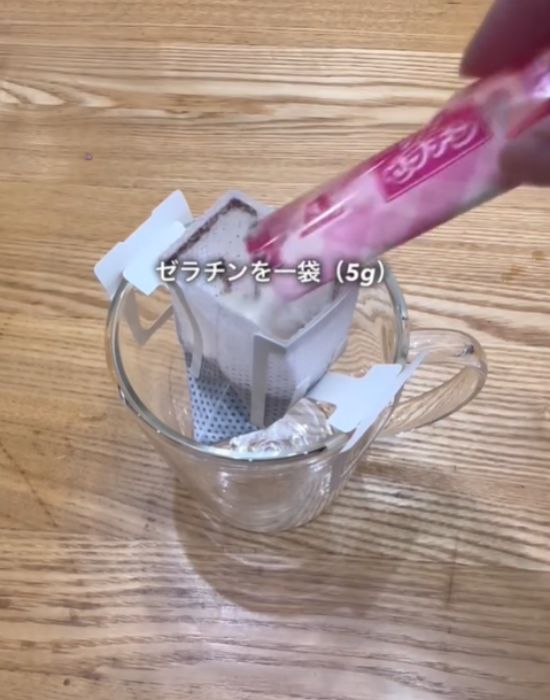 セットしたドリップバッグにゼラチンを入れる様子