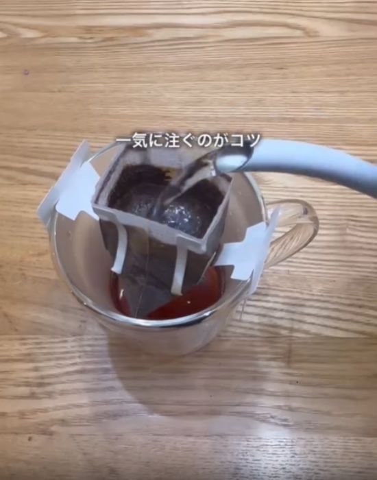 ドリップバッグにお湯を注ぐ様子