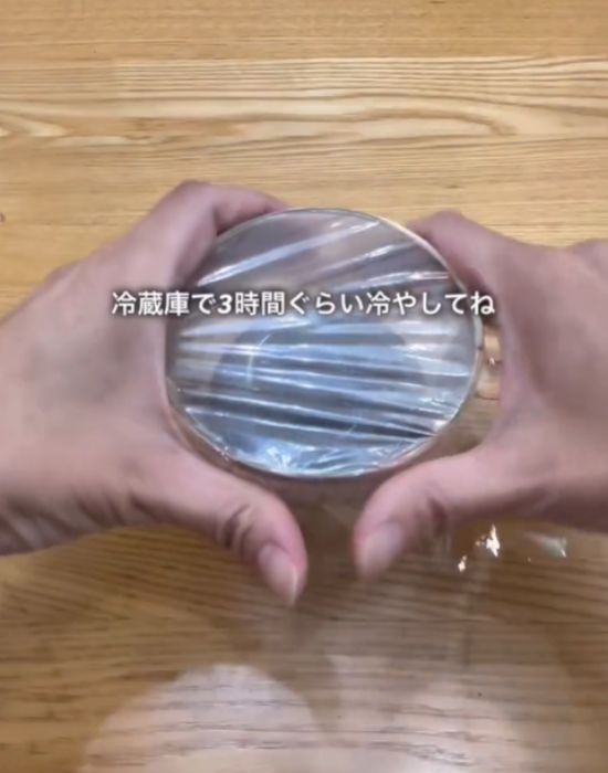 コップにラップをする様子