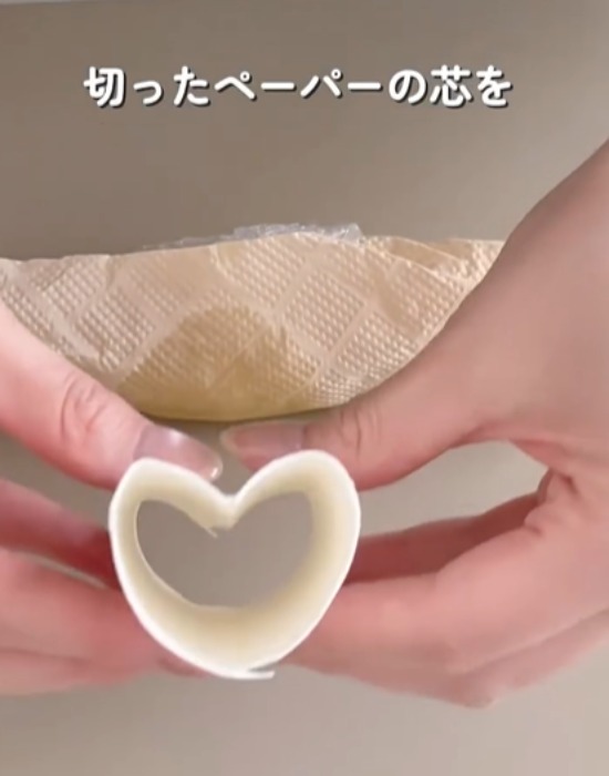 キッチンペーパーの芯でハートの型を作っている様子