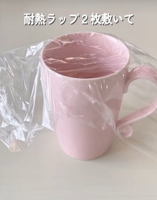 マグカップにラップをかけている様子