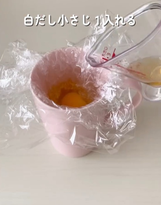 マグカップに白だしを入れている様子