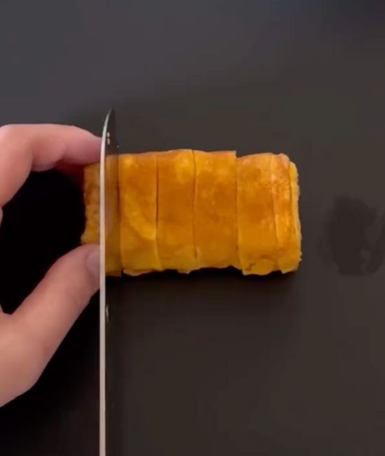 包丁で卵焼きを切る様子
