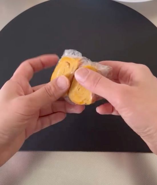 切った卵焼きをラップで包んだ様子
