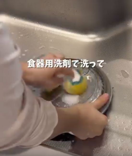 炊飯器のパーツを取り外してスポンジで洗う様子