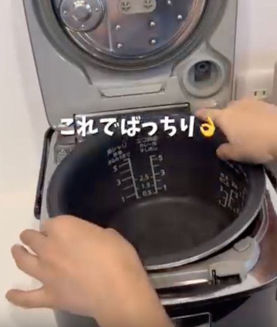 洗ってきれいにした内釜を炊飯器に戻す様子