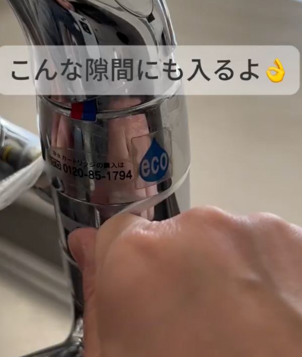 蛇口の狭い隙間にビニール紐を通した様子