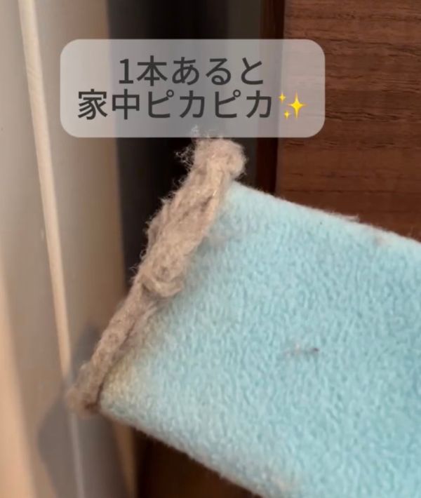 『隙間ワイパー』にたくさんのホコリがついている様子