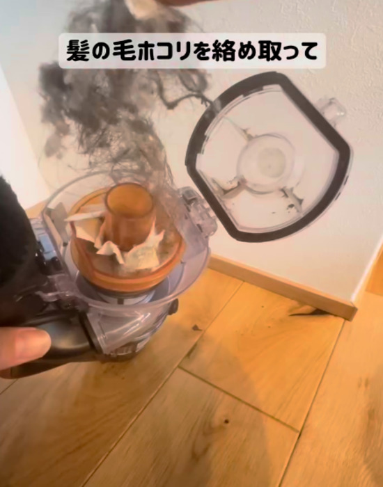 ダストボックスに溜まったほこりを取り出す様子