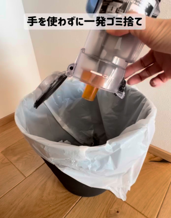 ゴミ箱の上でダストボックスを開けてほこりを捨てる様子