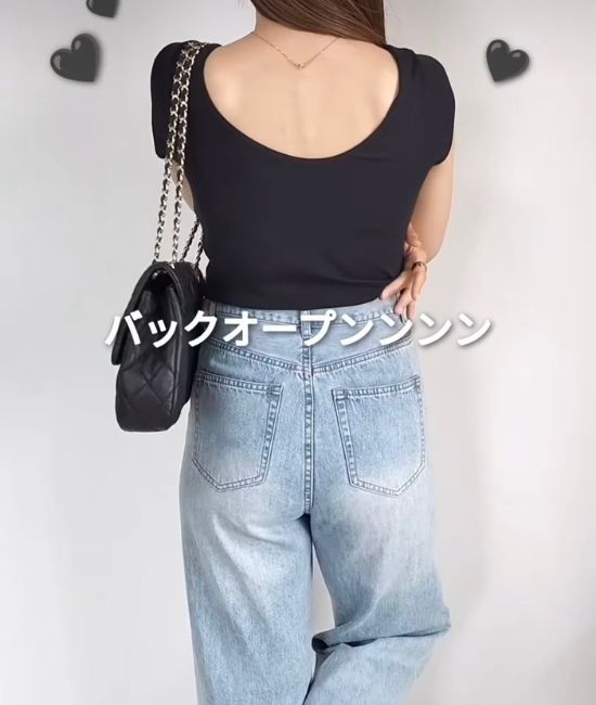 黒トップスのバックスタイル