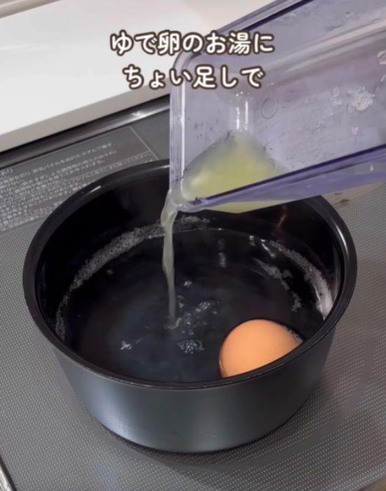 鍋に大根おろしの汁を入れる