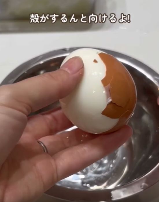 殻がツルンと剥ける様子