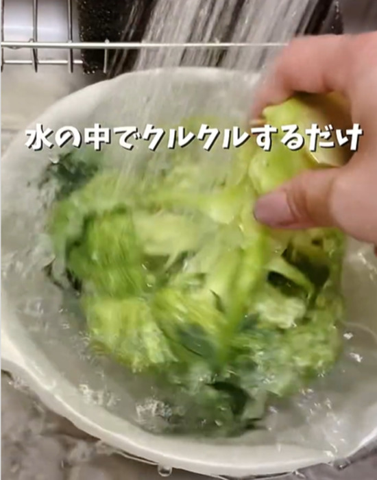 ブロッコリーを洗う様子