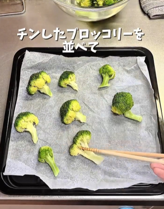 クッキングシートの上にブロッコリーを並べる様子