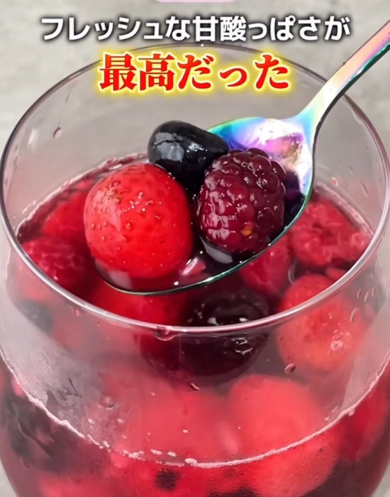 グラスの中のベリーをスプーンですくう様子