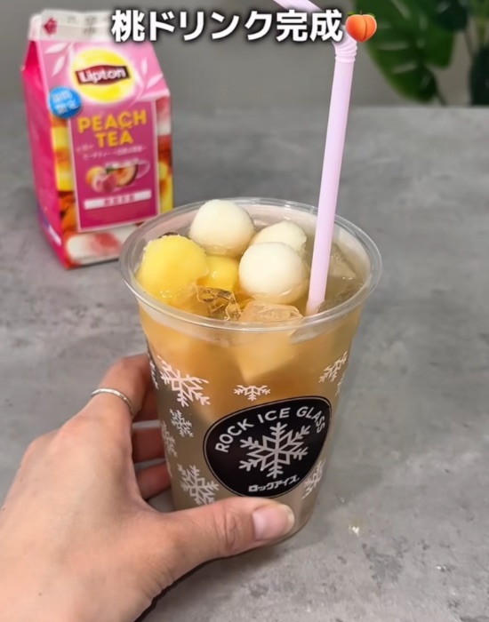 モモゼリーとドリンクとアイスを入れたロックアイスグラス
