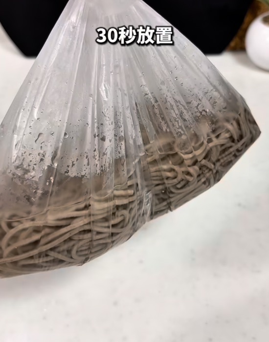 熱湯を入れる