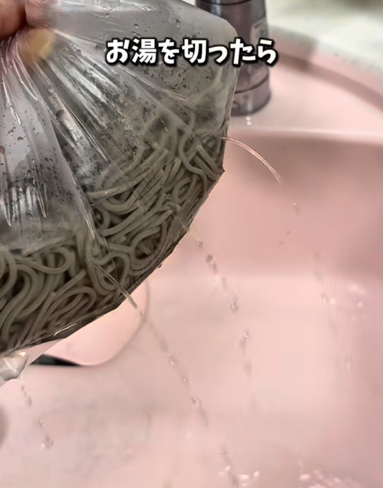 穴を開けて湯を切る