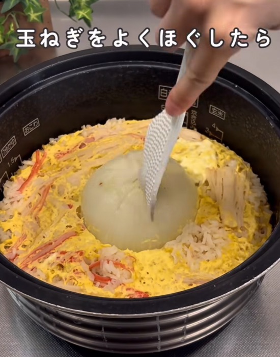 炊き上がった米の上のタマネギをほぐす様子