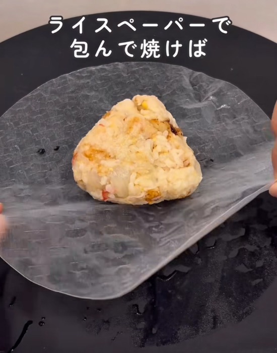 おにぎりをライスペーパーで包む様子