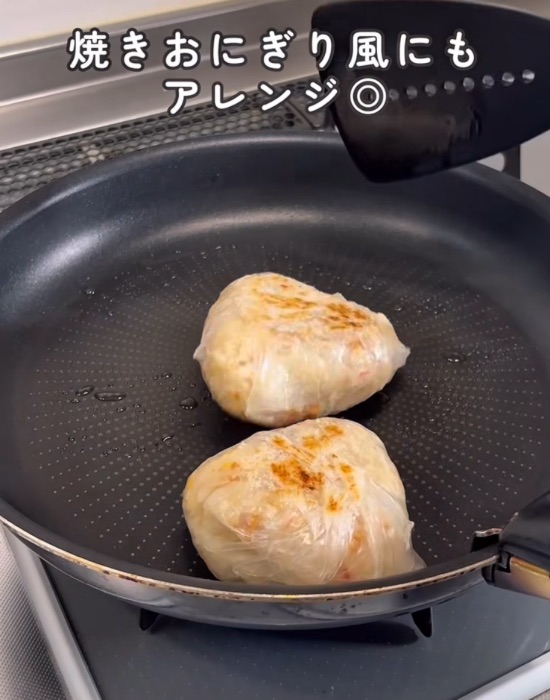 フライパンでライスペーパーに包んだおにぎりを焼く様子