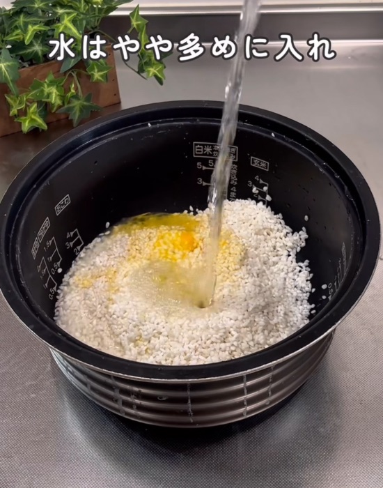 お米の入った内釜に水を入れる様子