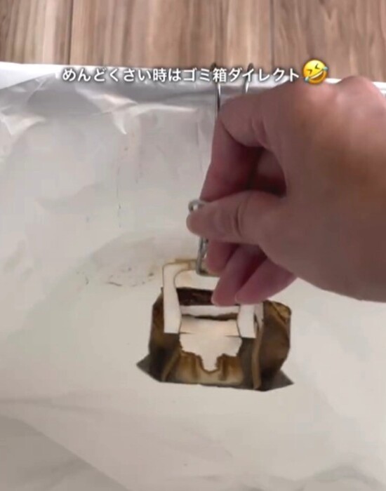 ゴミ箱に入れた使用後のコーヒーフィルター