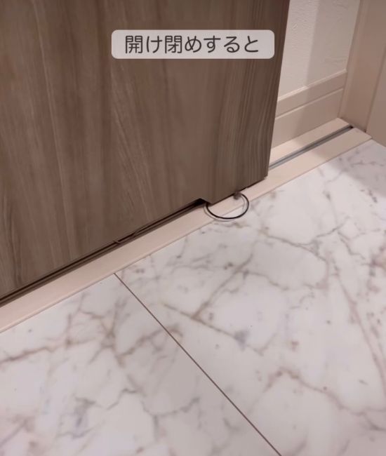 ドアを開閉する様子